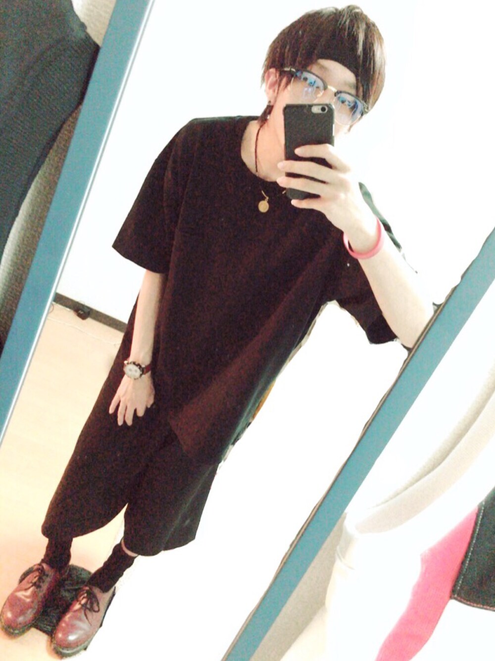 「無地T、Tシャツ、ゆるコーデ、黒コーデ、ヘアバンド、サングラス、ガウチョパンツ、ビッグシルエット」｜「D&Gのアイテム（アナログ腕時計、ブラウン系）」を使った、ぬこさん（メンズ・172cm）の夏コーディネートの1枚目の写真