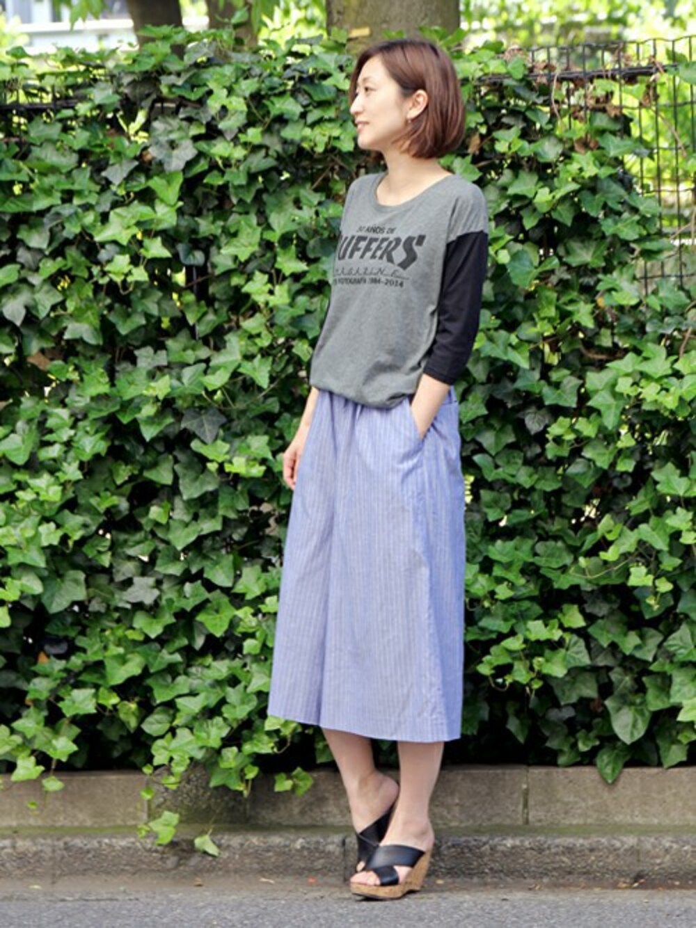 グレー系のTシャツ/カットソー、ブルー系のその他パンツを着用したレディースの夏コーディネートの1枚目の写真