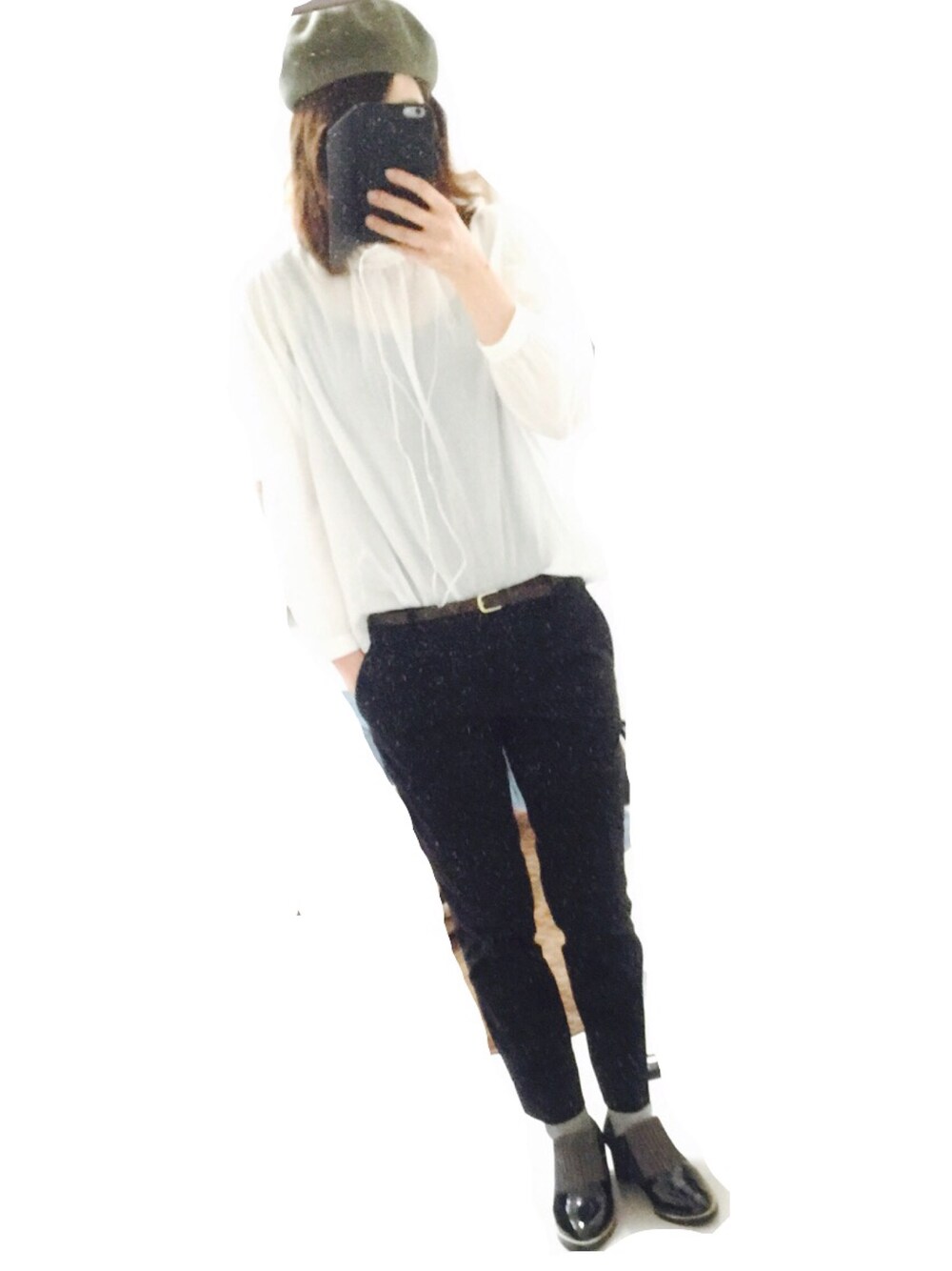 ブラック系のその他パンツ、ホワイト系のシャツ/ブラウス、ブルー系のその他シューズを着用したレディースの春コーディネートの1枚目の写真