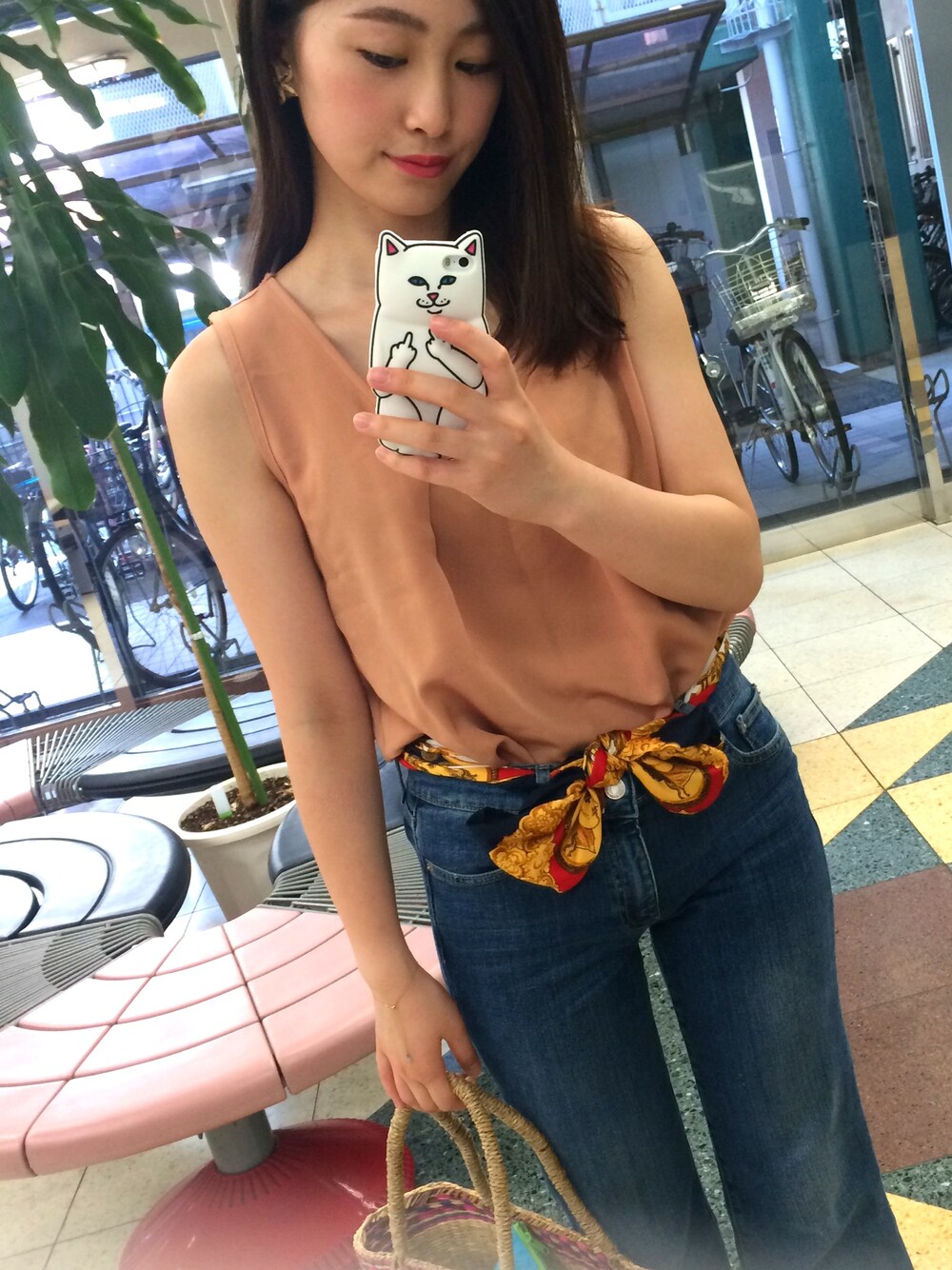 ベージュ系のキャミソール、ブルー系のデニムパンツ、その他のストール/ショールを着用したレディースの夏コーディネートの1枚目の写真