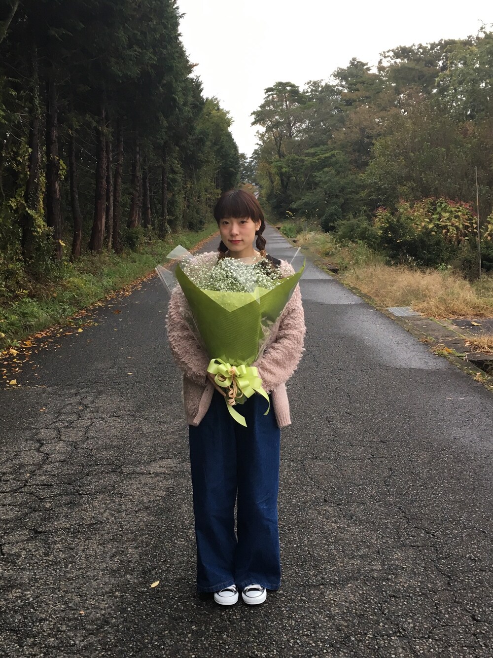 「Kastane、converse、かすみ草」｜「Kastaneのループ編みカーディガン（カーディガン/ボレロ、ピンク系）」を使った、たなか。さん（レディース・156cm）の冬コーディネートの1枚目の写真