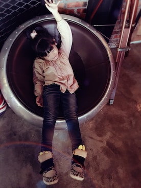 「丹寧」｜「アイテム（デニムパンツ）」を使った、MiaQさん（キッズ・100cm）の冬コーディネート