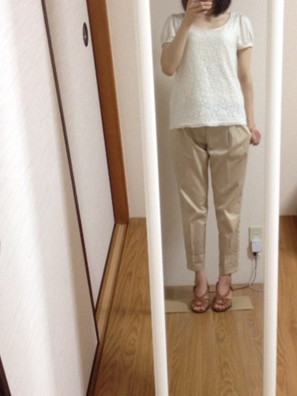 ホワイト系のTシャツ/カットソー、ベージュ系のその他パンツ、ブラウン系のサンダルを着用したレディースの夏コーディネートの1枚目の写真