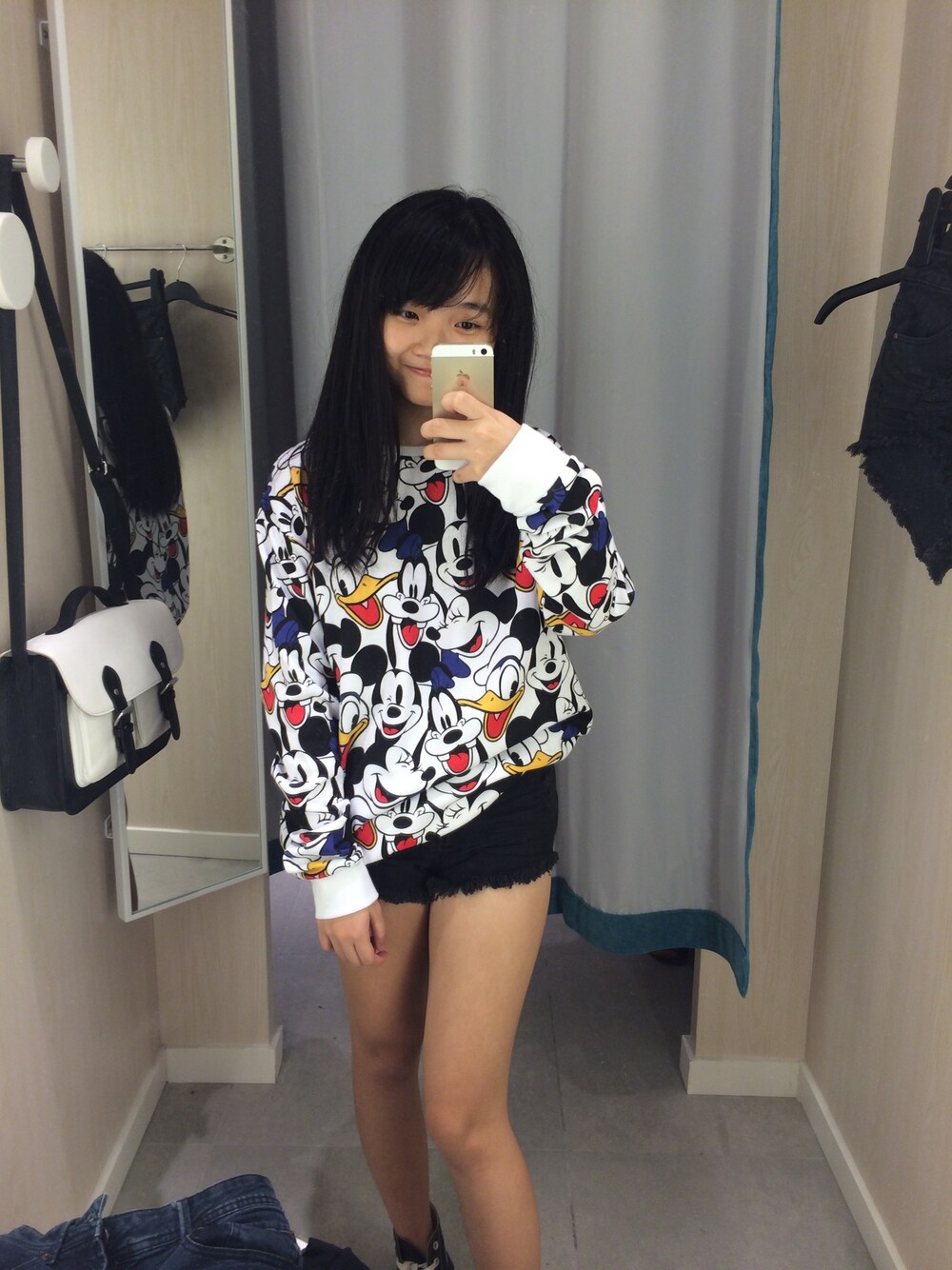 「swag、sweater、sweatshirt、shorts、Mickey Mouse 、mickey、disney」｜「H&Mのアイテム（スウェット、ホワイト系）」を使った、Jenn. 💖さん（レディース・158cm）の冬コーディネートの1枚目の写真