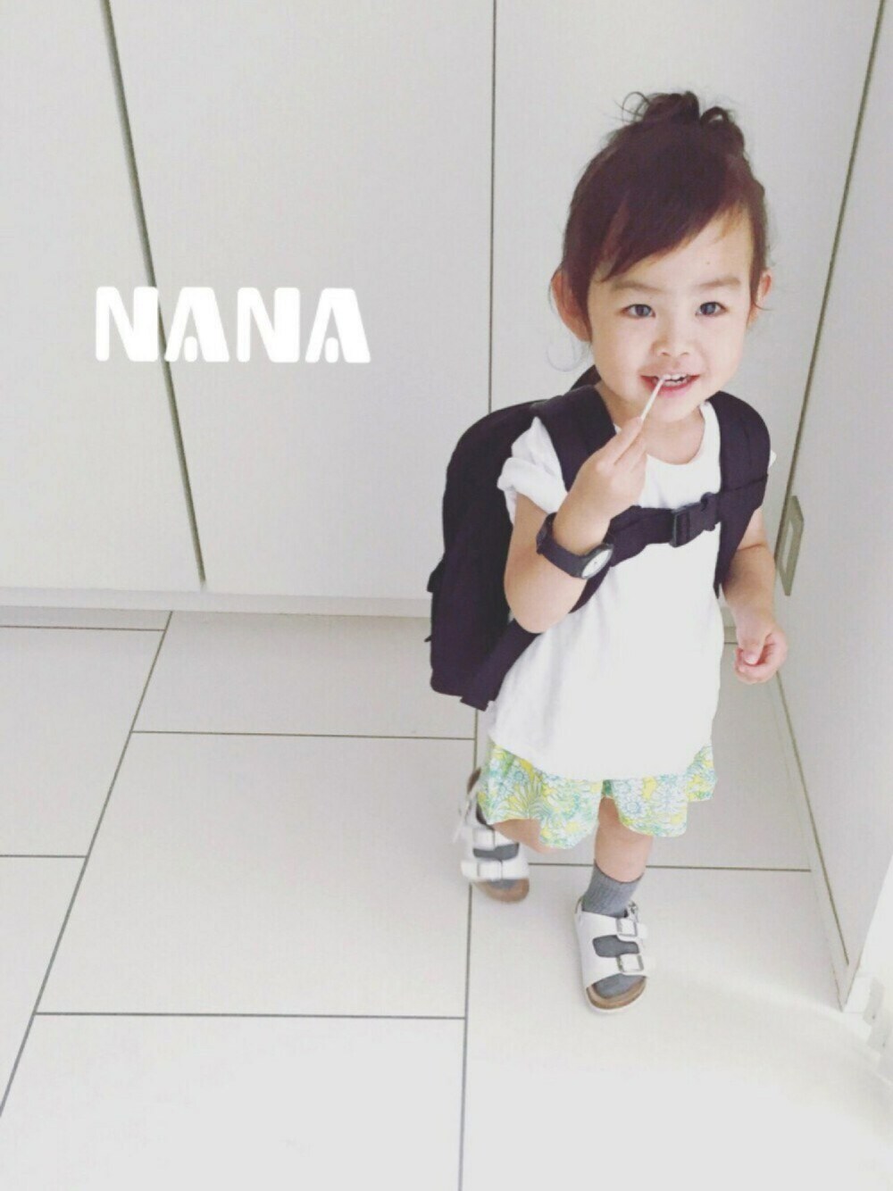 ホワイト系のTシャツ/カットソー、イエロー系のスカート、ブラック系のバックパック/リュックを着用したキッズの夏コーディネートの1枚目の写真