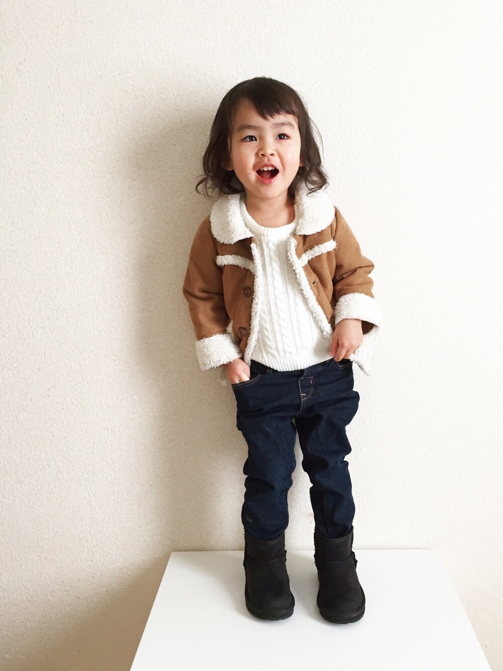 「kids、ショートブーツ、ABC-MART、ムートンコート、デニムパンツ、2歳」｜「no brandのアイテム（ムートンコート、ベージュ系）」を使った、Nana‎٭¨̮❼さん（キッズ・90cm）の秋コーディネートの1枚目の写真