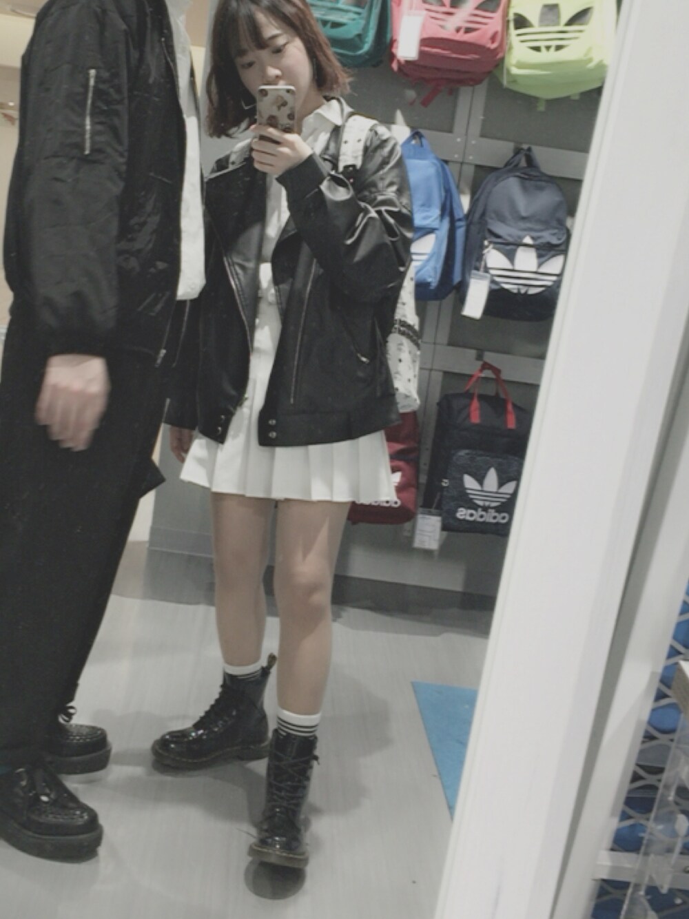 「シンプル、白、黒、テニススカート、アメアパ、American Apparel、ドクターマーチン、Dr.Martens、パナマボーイ、ブラック×ホワイト」｜「GOGOSINGのアイテム（ライダースジャケット、ブラック系）」を使った、おの くるみさん（レディース・160cm）の春コーディネートの1枚目の写真