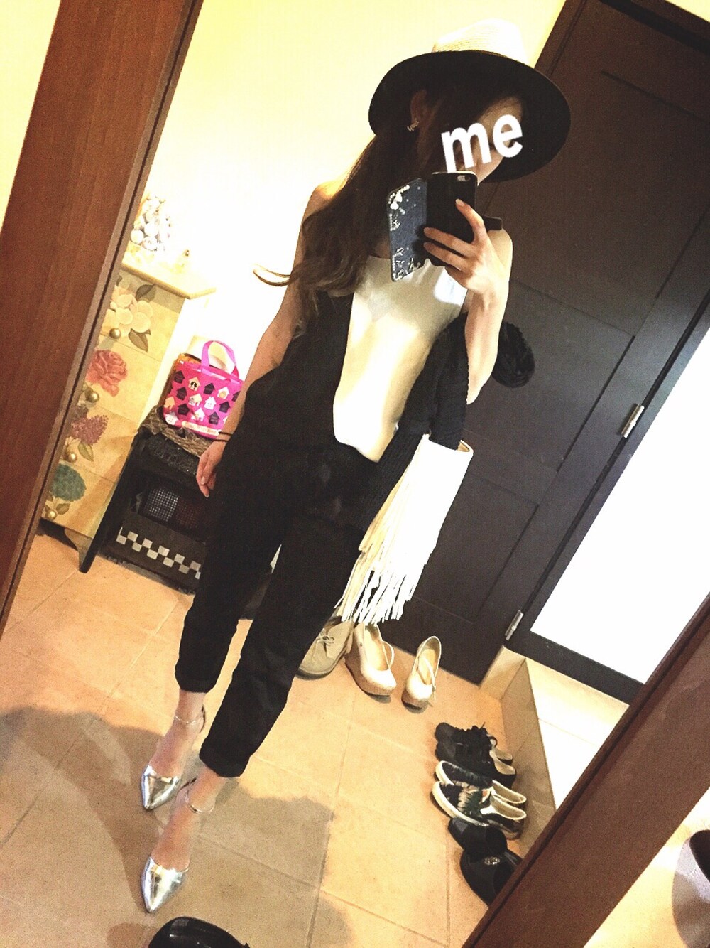 「モノトーン、モノトーンコーデ、ハット、シルバー、ポインテッドトゥ、フリンジバッグ、シンプル、シンプルコーデ、ZARA」｜「ZARAのアイテム（Tシャツ/カットソー、ブラック系）」を使った、Rikaさん（レディース・153cm）の夏コーディネートの1枚目の写真