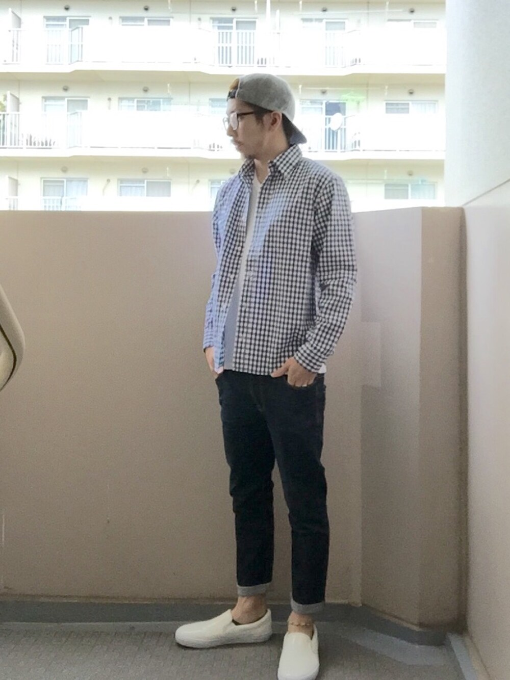 「スキニーパンツ、キャップ、ギンガムチェック、スニーカー、スリッポン、くるぶしソックス」｜「Nudie Jeansのnudie jeans / Thin Finn organic dry（デニムパンツ、ブルー系）」を使った、N i s s yさん（メンズ・172cm）の春コーディネートの1枚目の写真