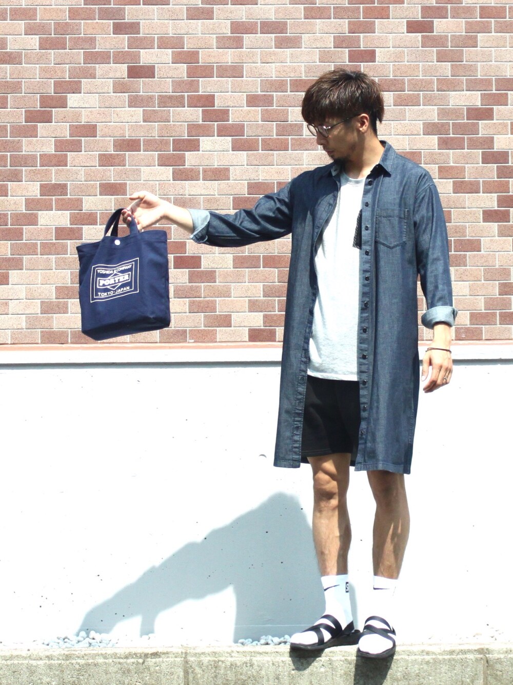 「スポーツサンダル、ナイキソックス、ハーフパンツ、デニムシャツ、UNIQLO、トートバッグ、ポーター」｜「UNIQLOのアイテム（デニムジャケット、ブルー系）」を使った、N i s s yさん（メンズ・172cm）の夏コーディネートの1枚目の写真