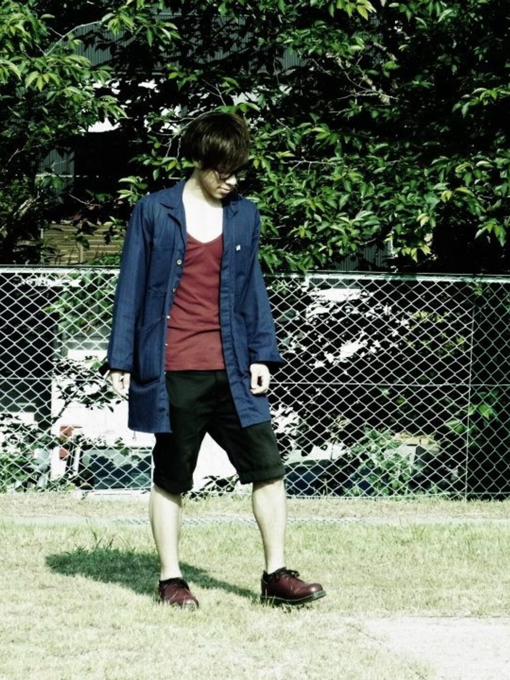 「Dr.Martens、ショップコート、ハーフパンツ」｜「UNIVERSAL OVERALLのショップコート（その他アウター、ブルー系）」を使った、tomokiさん（メンズ・170cm）の冬コーディネートの1枚目の写真