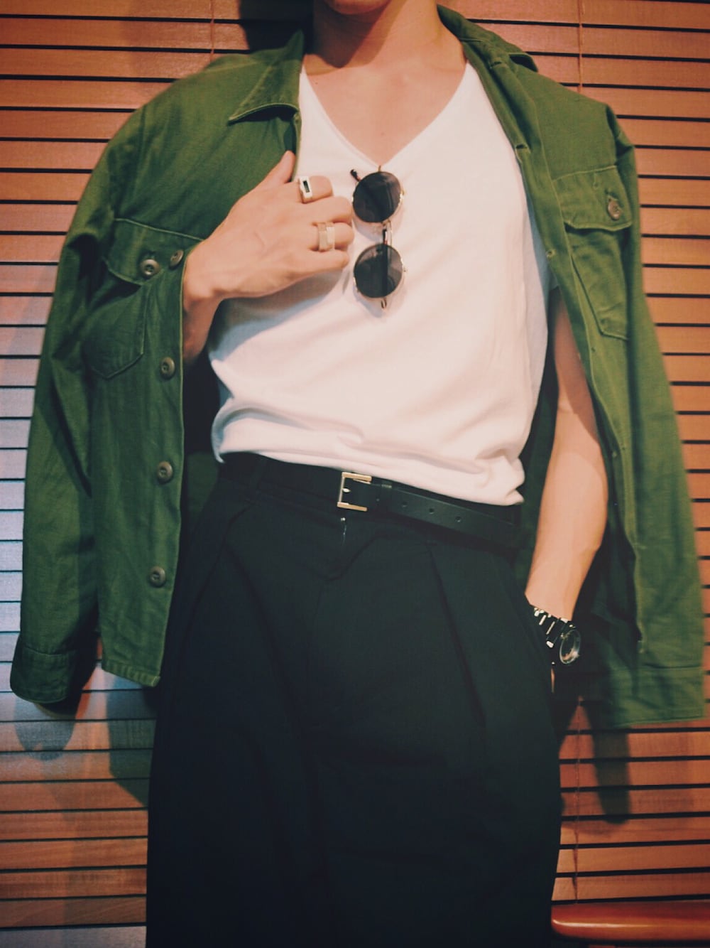 「シャツイン、古着、ミリタリー、Vネック、白Tシャツ、ガウチョパンツ、シンプル」｜「LAD MUSICIANのアイテム（ベルト、ブラック系）」を使った、tomokiさん（メンズ・170cm）の夏コーディネートの1枚目の写真