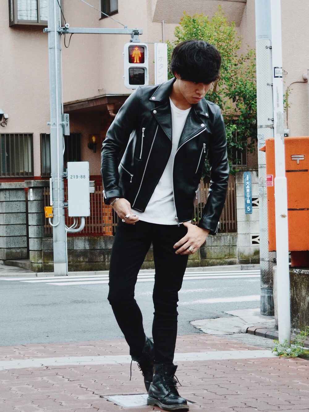 「ライダース、レザージャケット、ダブルライダース、ジョンローレンスサリバン、ブラック、シンプル」｜「JOHN LAWRENCE SULLIVANのRIDER'S JACKET（ライダースジャケット、ブラック系）」を使った、tomokiさん（メンズ・170cm）の夏コーディネートの1枚目の写真