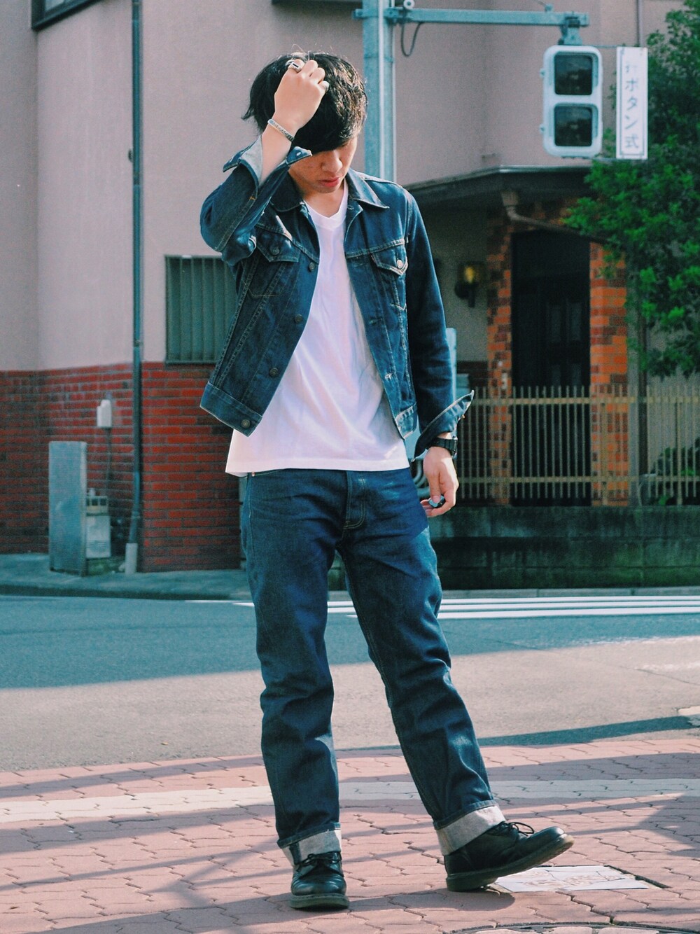 「デニム、デニムオンデニム、リーバイス、ジーンズ、シンプル、ドクターマーチン、501」｜「Levi'sのアイテム（デニムジャケット、ブルー系）」を使った、tomokiさん（メンズ・170cm）の秋コーディネートの1枚目の写真
