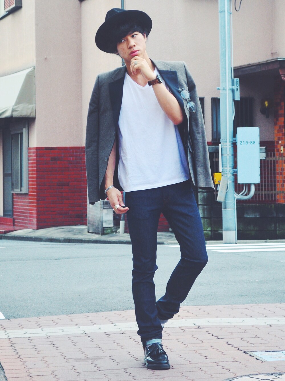 「ハット、ドクターマーチン、アクネ、スキニーデニム、スキニー、ジャケット、シンプル」｜「Acne StudiosのAcne Studios Ace Clean Wash Slim-Fit Jeans（デニムパンツ、ブルー系）」を使った、tomokiさん（メンズ・170cm）の秋コーディネートの1枚目の写真