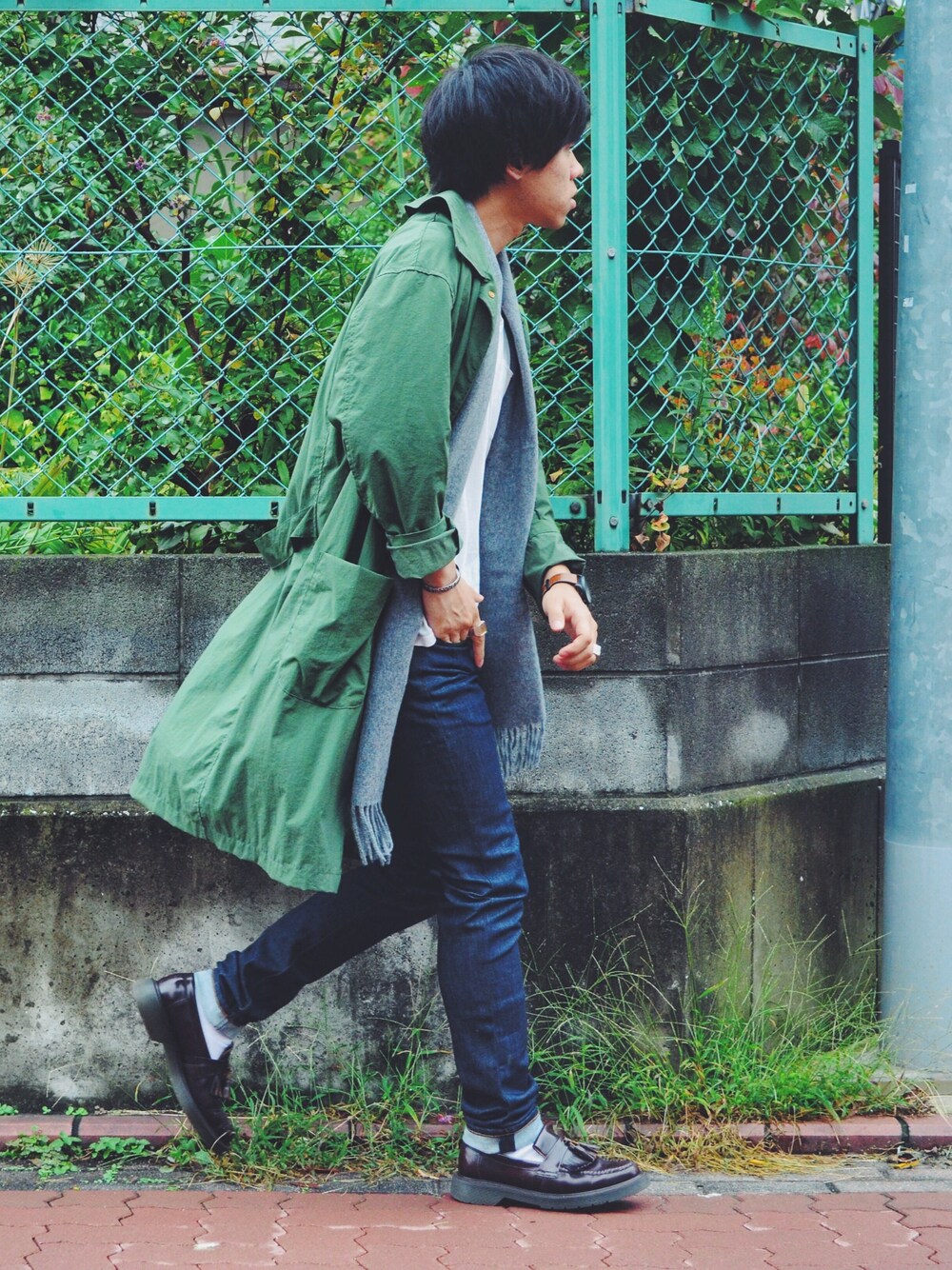 「コート、ストール、アクネ、スキニーデニム、ローファー、緑」｜「Acne StudiosのAcne Studios Ace Clean Wash Slim-Fit Jeans（デニムパンツ、ブルー系）」を使った、tomokiさん（メンズ・170cm）の秋コーディネートの1枚目の写真