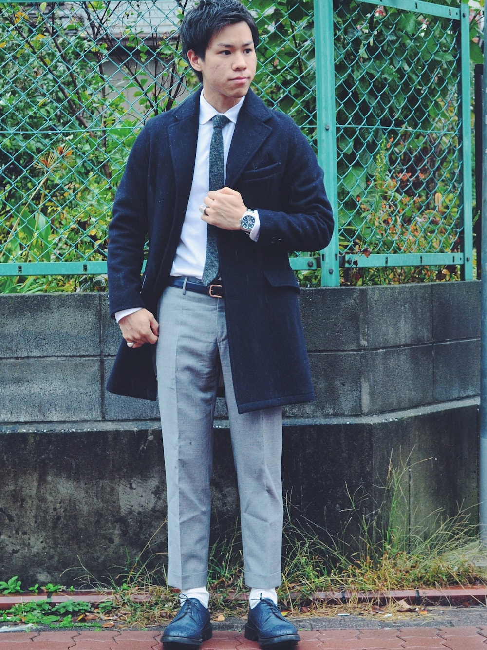 「グレー、ネイビー、ネクタイ、ツイード、ウール、シンプル、トリッカーズ」｜「FIDELITYのFIDELITY : 24oz TAILORED COAT (stripe)（チェスターコート、ブルー系）」を使った、tomokiさん（メンズ・170cm）の秋コーディネートの1枚目の写真