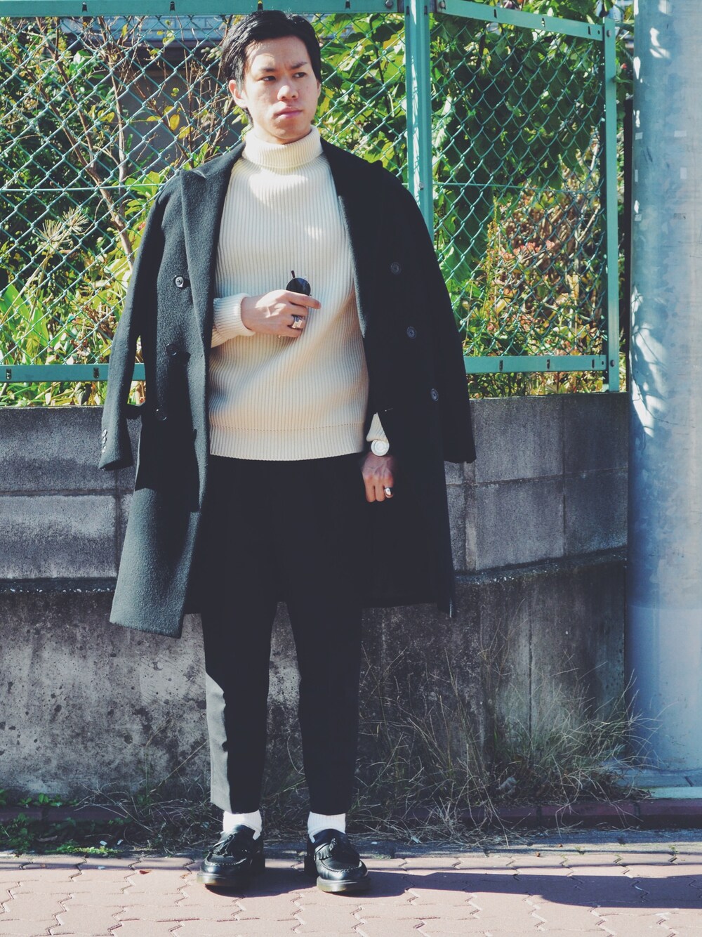 「ダブルコート、チェスターコート、モノトーン、シンプル、マーチン、白ソックス、ローファー」｜「URBAN RESEARCH DOORS MENSのDOORS COMACCHIO W COAT（チェスターコート、ブラック系）」を使った、tomokiさん（メンズ・170cm）の秋コーディネートの1枚目の写真