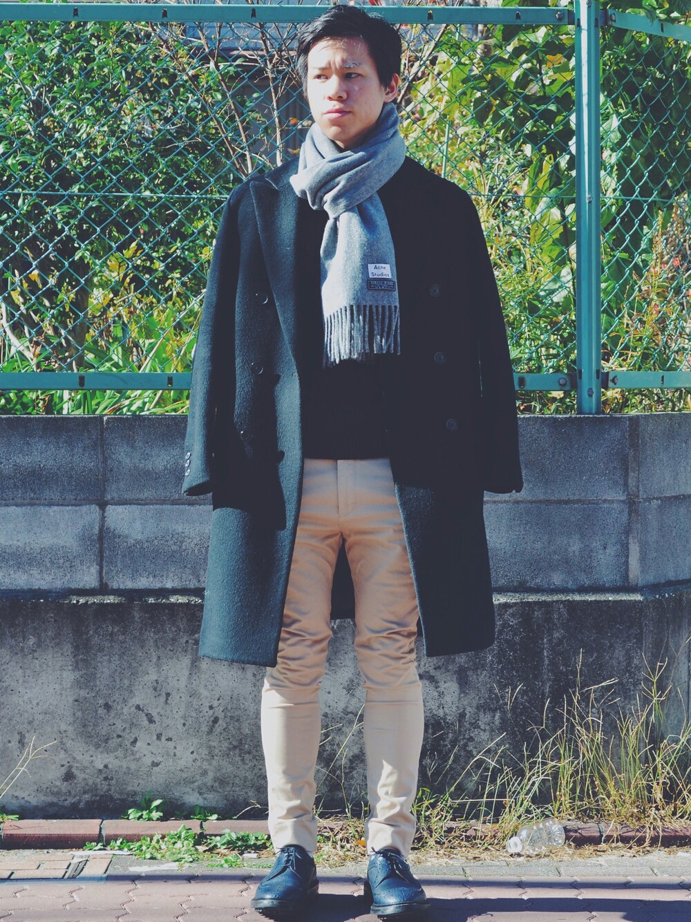 「ダブルコート、チノパン、トリッカーズ、アメアパ、アクネ、シンプル」｜「URBAN RESEARCH DOORS MENSのDOORS COMACCHIO W COAT（チェスターコート、ブラック系）」を使った、tomokiさん（メンズ・170cm）の冬コーディネートの1枚目の写真