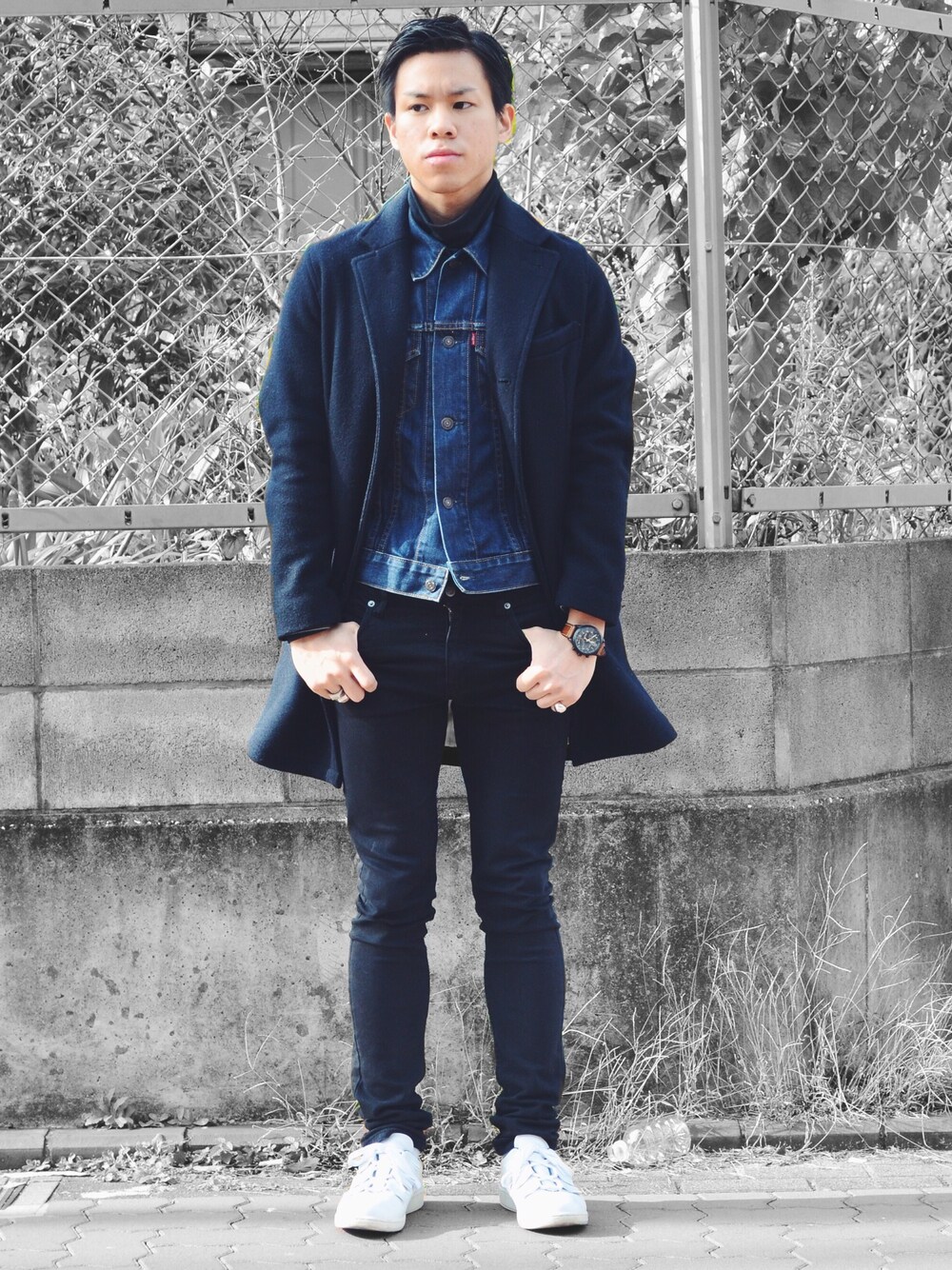 「タートルネック、ジージャン、デニムジャケット、白スニーカー」｜「FIDELITYのFIDELITY : 24oz TAILORED COAT (stripe)（チェスターコート、ブルー系）」を使った、tomokiさん（メンズ・170cm）の冬コーディネートの1枚目の写真