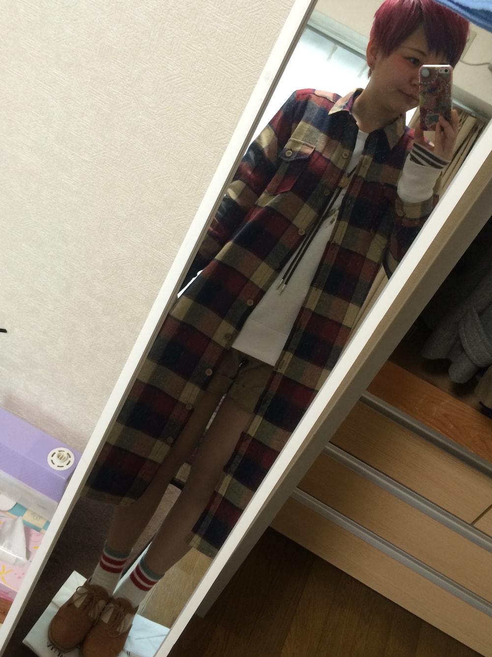 「シャツワンピ、チェック柄、ロングシャツ、ループタイ、オジ靴、ダテメガネ、バックパック、黒、マニッシュシューズ、ラインソックス」｜「MERLOTのアイテム（シャツワンピース、ブラウン系）」を使った、ゆきし❅しきゆさん（レディース・162cm）の秋コーディネートの1枚目の写真