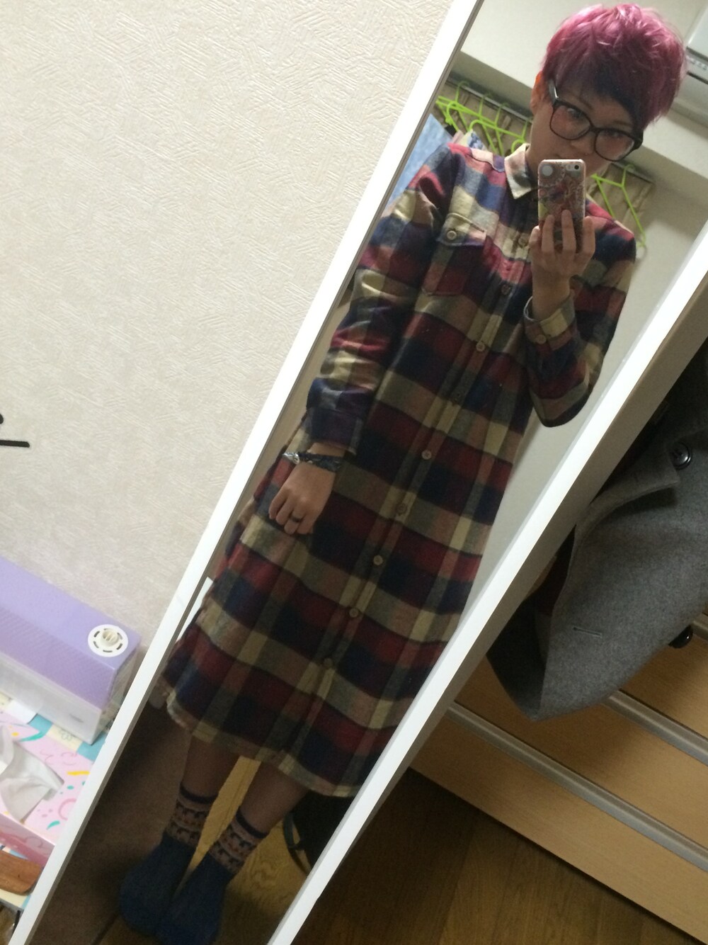 「ロングシャツ、シャツワンピ、チェックシャツ、髪の毛クルクル、ダテメガネ、オジ靴、ガラじゃないスカート、けどこれは好き、マニッシュシューズ、チェックワンピース」｜「MERLOTのアイテム（シャツワンピース、ブラウン系）」を使った、ゆきし❅しきゆさん（レディース・162cm）の冬コーディネートの1枚目の写真