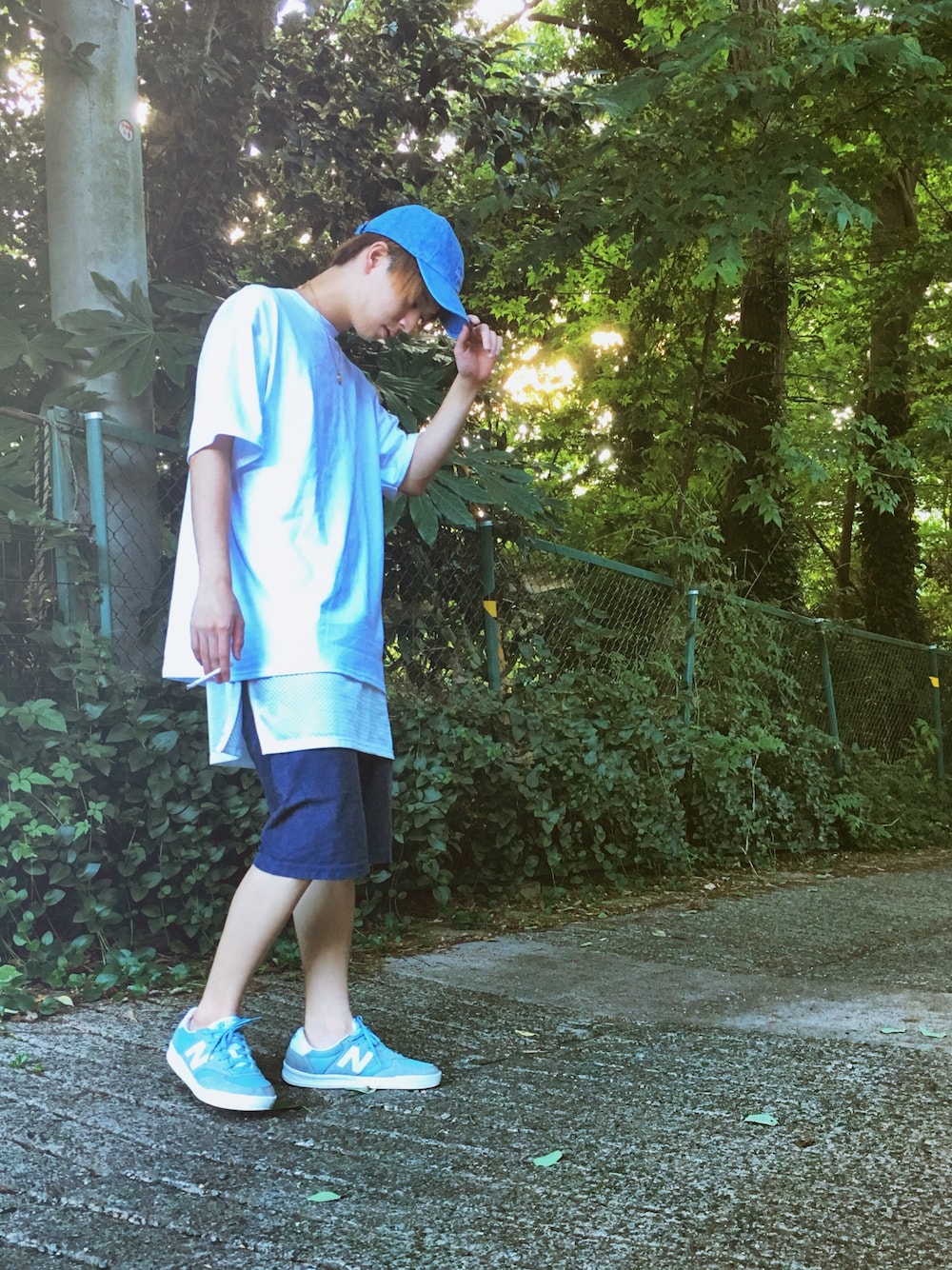 ブルー系のスニーカー、ホワイト系のTシャツ/カットソー、ブルー系のその他パンツを着用したメンズの夏コーディネートの1枚目の写真