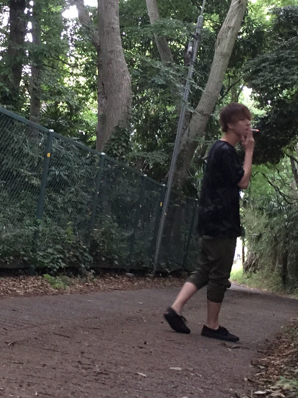 ブラック系のTシャツ/カットソー、グリーン系のその他パンツ、ブラック系のスニーカーを着用したメンズの夏コーディネートの1枚目の写真