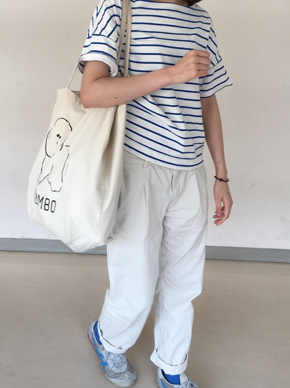 ホワイト系のその他パンツ、ブルー系のTシャツ/カットソー、グレー系のスニーカーを着用したレディースの夏コーディネートの1枚目の写真
