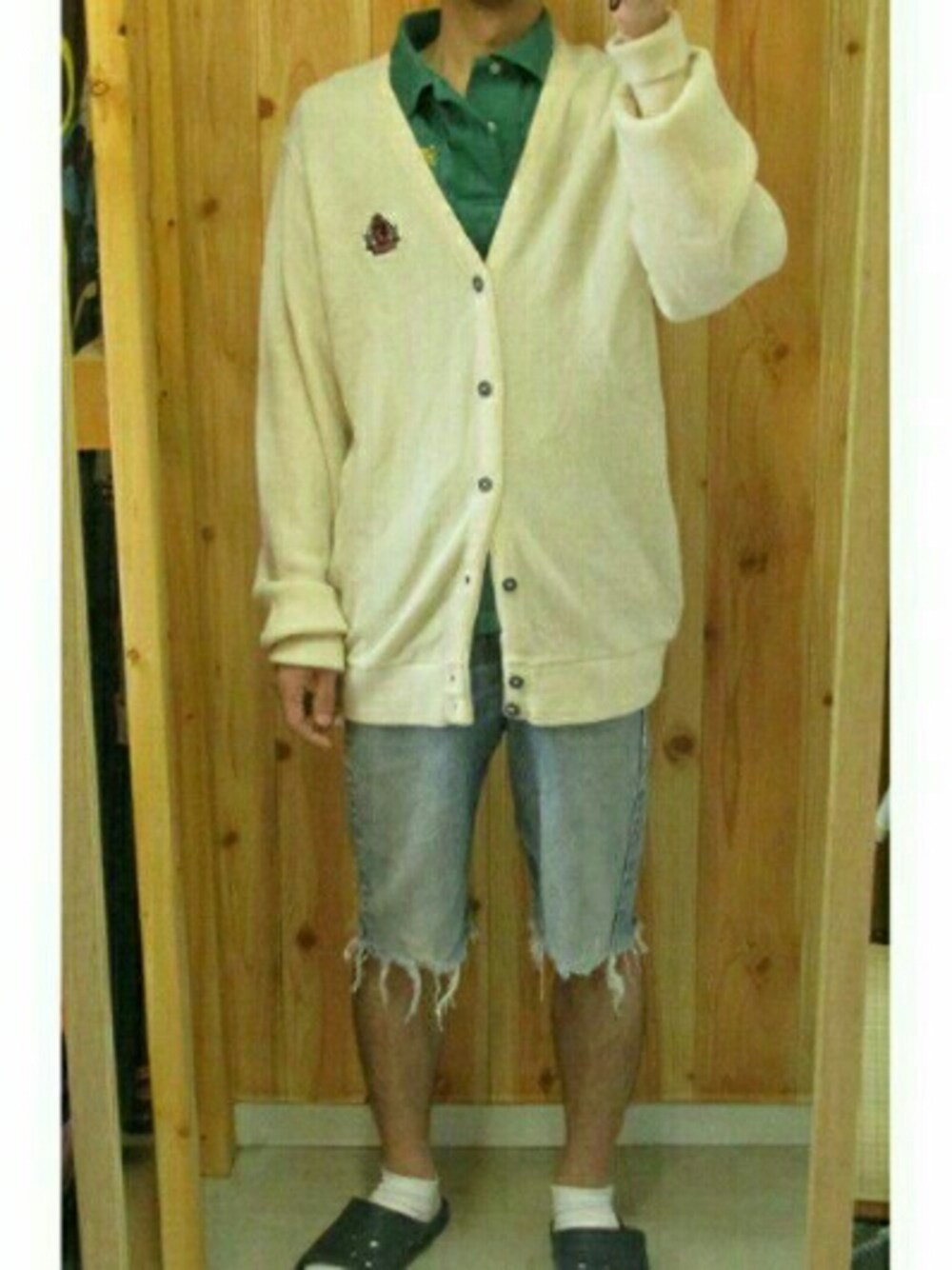 ブルー系のデニムパンツ、ブルー系のサンダル、ホワイト系のカーディガン/ボレロを着用したメンズの秋コーディネートの1枚目の写真