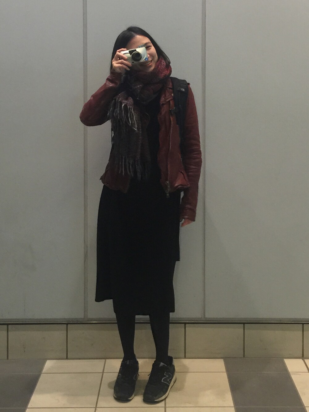 「OLYMPUSμzoom、カメラ」｜「NEW BALANCEのNEW BALANCE ニューバランス　 M 1400   USA/UK（スニーカー、ブラック系）」を使った、kalinaさん（レディース・170cm）の秋コーディネートの1枚目の写真