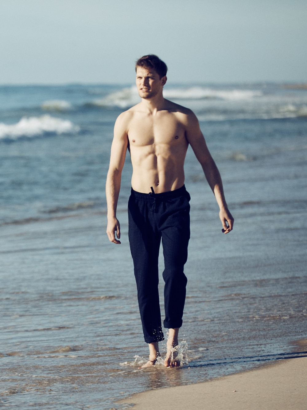 「summer、men、MENS、indigo、made in japan、stripe、beachwear、SURF STYLE、HAMPTONS、pants」｜「Takuya DuncanのMontauk Stripe Pant is a modern take on the classic Japanese worker pant. The unique high-quality cotton navy fabric with indigo colored stripes is sourced from a traditional kimono factory in Japan.（その他パンツ、ブルー系）」を使った、takuyaduncanさん（メンズ・188cm）の夏コーディネートの1枚目の写真