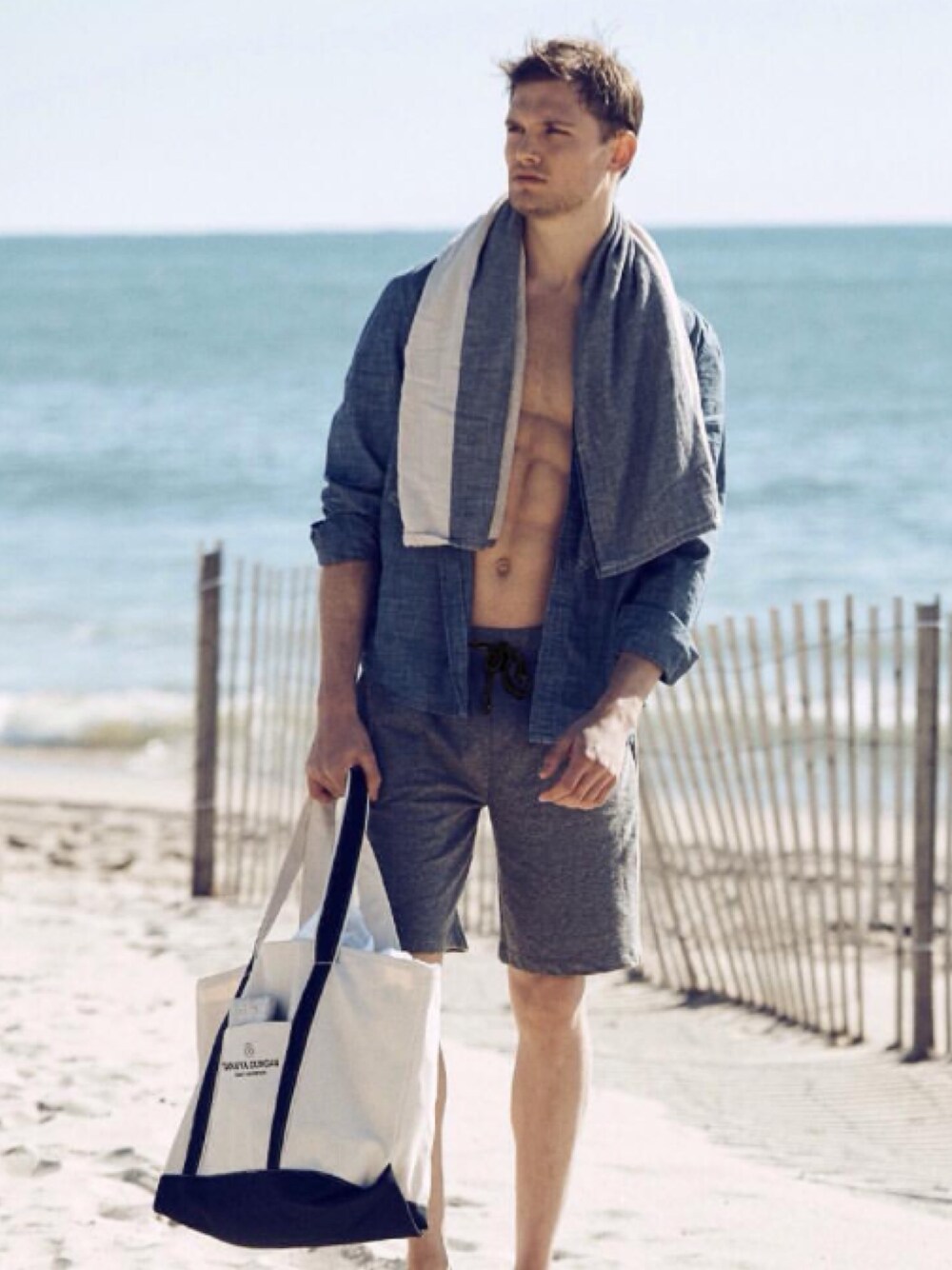 「summer、beach、menswear、MENS、mens fashion、shorts、Tote bag 、STYLE、NY」｜「Takuya DuncanのOur Emerson Tote is inspired from friends in the Hamptons. This oversized, durable heavy duty canvas tote is the perfect travel-accessory for a day at the beach, shopping and weekend getaways. （トートバッグ、ホワイト系）」を使った、takuyaduncanさん（メンズ・188cm）の夏コーディネートの1枚目の写真