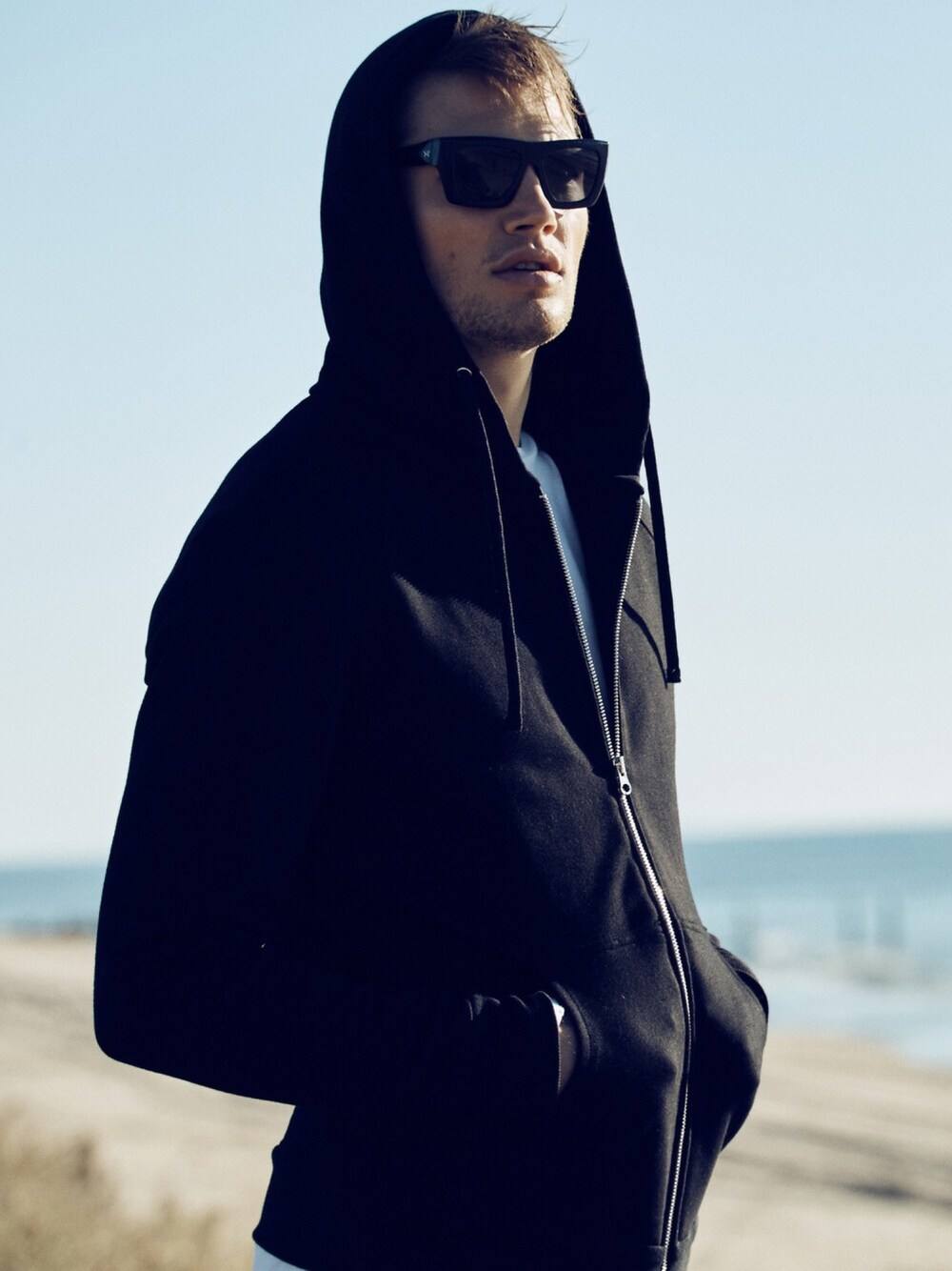 「fall、summer、menswear、men、casual、black、hoodie、streetstyle、made in NYC」｜「Takuya DuncanのMaidstone Tailored Hoodie is a classic reborn. Tailored for a slim contemporary fit throughout. This hoodie is perfect for casual everyday wearing or dressy enough to wear out in the evening.（パーカー、ブラック系）」を使った、takuyaduncanさん（メンズ・188cm）の夏コーディネートの1枚目の写真