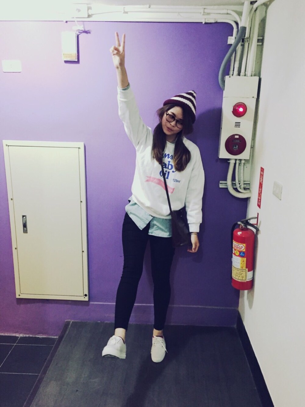 「ootd、daily look、white、條紋、小白鞋、denim、FREE'S MART、blue、red」｜「chuchushopのアイテム（ドラムバッグ、ブラウン系）」を使った、YUN_0711さん（レディース・165cm）の冬コーディネートの1枚目の写真
