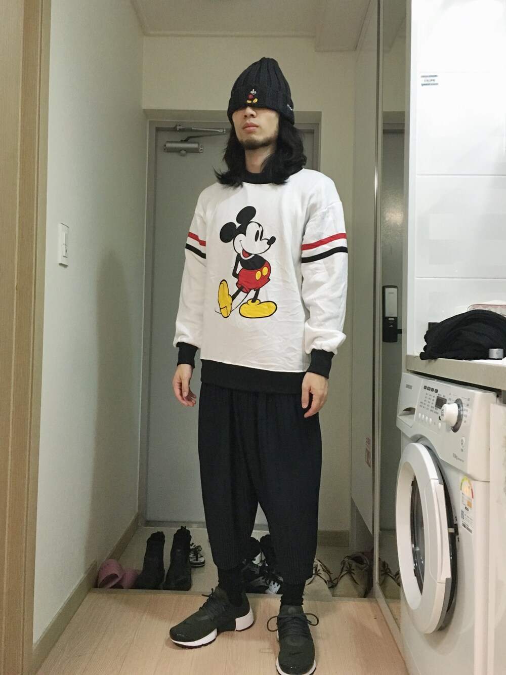 「disney、mickey、Mickey Mouse 、vintage、hommeplisse、airpresto、NIKE、ootd、Hong Kong」｜「DISNEY VINTAGEのアイテム（スウェット、ホワイト系）」を使った、felixhinさん（メンズ・170cm）の秋コーディネートの1枚目の写真