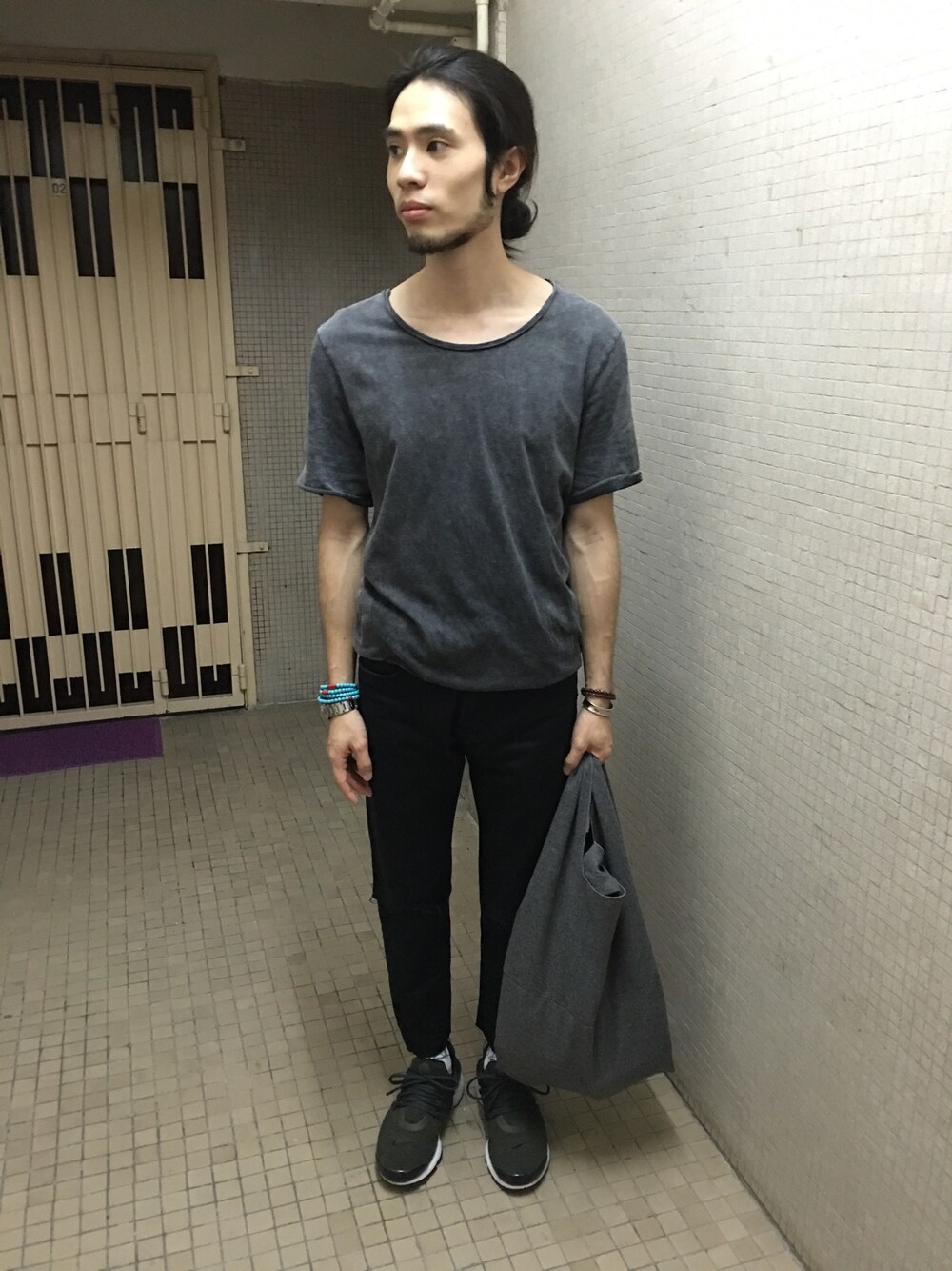 「ootd、Hong Kong」｜「H&Mのアイテム（Tシャツ/カットソー、グレー系）」を使った、felixhinさん（メンズ・170cm）の秋コーディネートの1枚目の写真