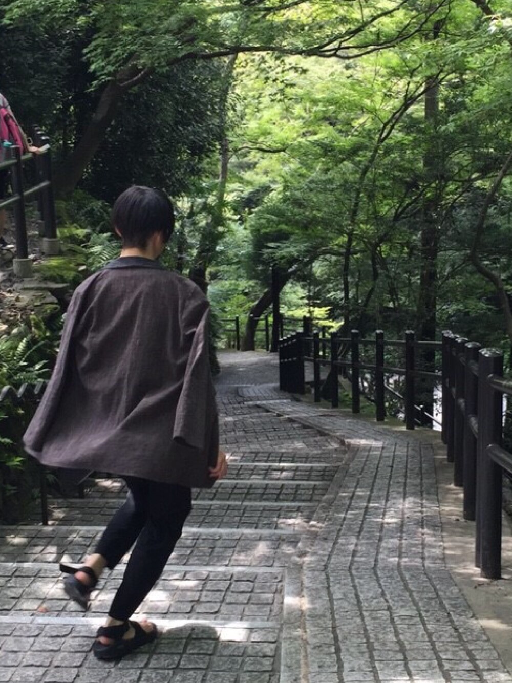 「the sakakiのアイテム（その他アウター、ブラウン系）」を使った、Uuuutaさん（メンズ・170cm）の夏コーディネートの1枚目の写真