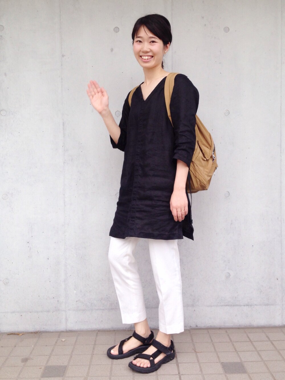 「シンプル、夏休み、summer、パンツスタイル、スポーツサンダル」｜「UNIQLOのアイテム（チュニック、ブラック系）」を使った、日向子さん（レディース・153cm）の夏コーディネートの1枚目の写真