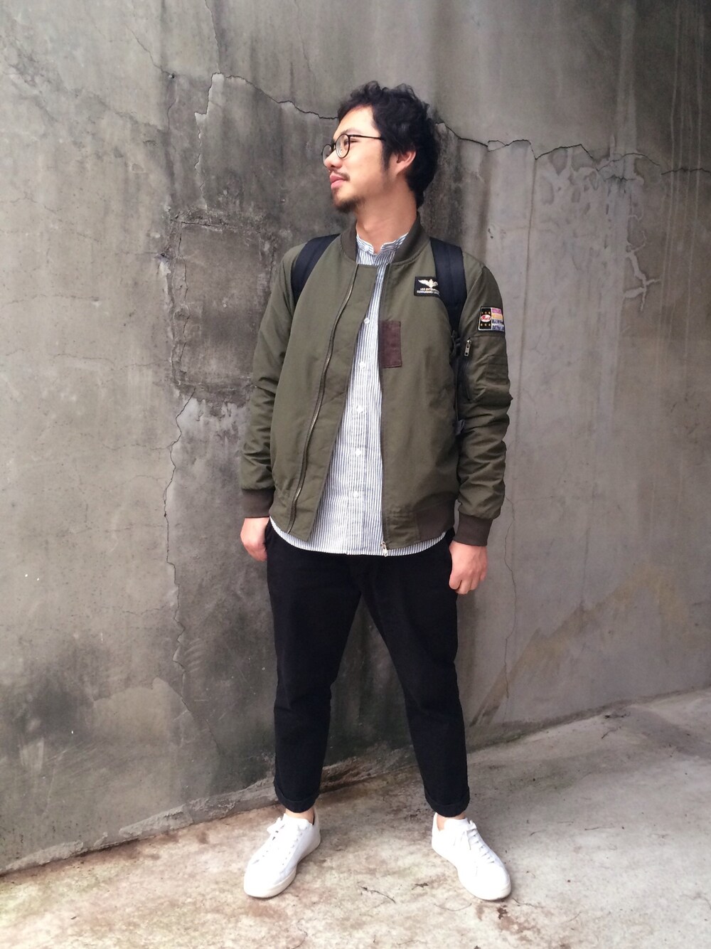 「MA-1、ノーカラーシャツ、スニーカー、PUMA」｜「MA1のアイテム（ミリタリージャケット、グリーン系）」を使った、陳韋志さん（メンズ・168cm）の春コーディネートの1枚目の写真