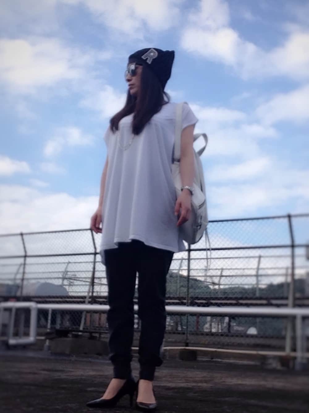 ホワイト系のバックパック/リュック、ブラック系のパンツ、ホワイト系のTシャツ/カットソーを着用したレディースの夏コーディネートの1枚目の写真