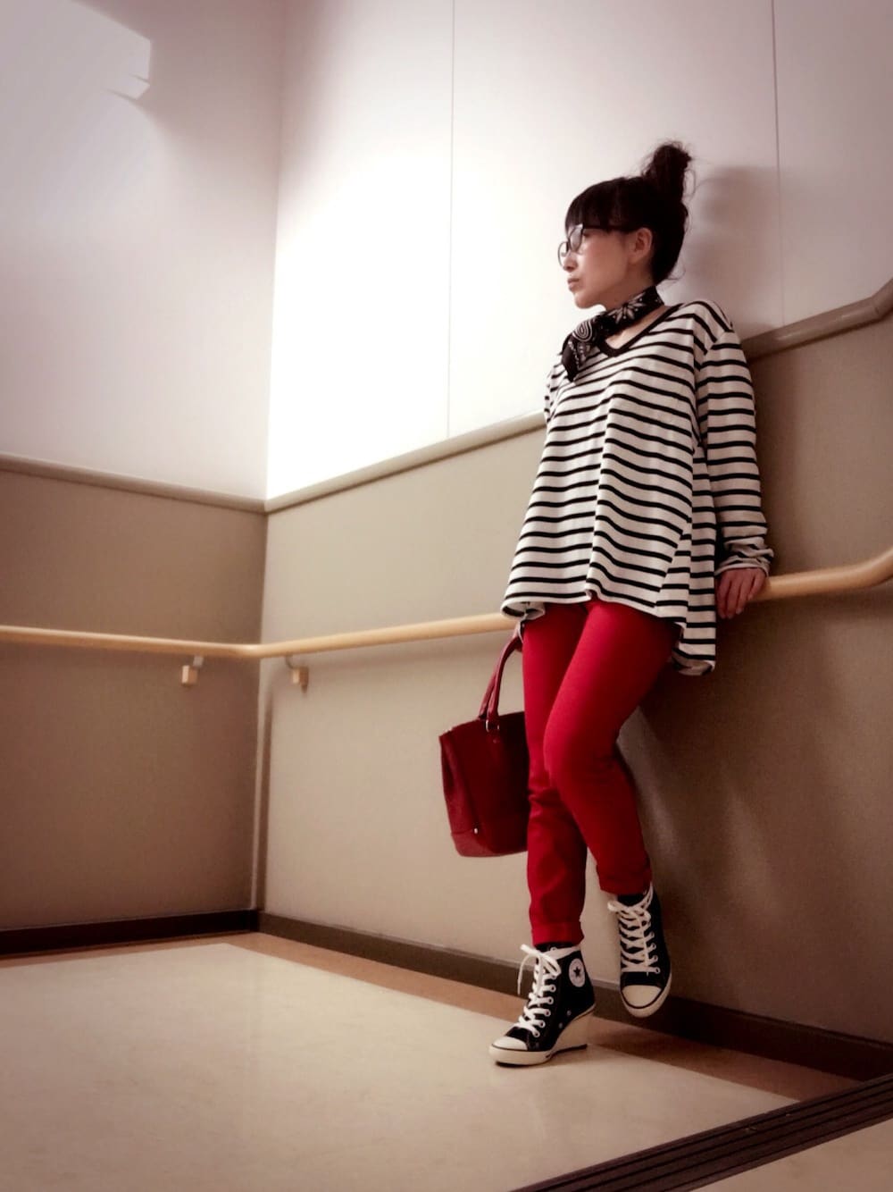 その他のTシャツ/カットソー、レッド系のパンツ、レッド系のボストンバッグを着用したレディースの春コーディネートの1枚目の写真