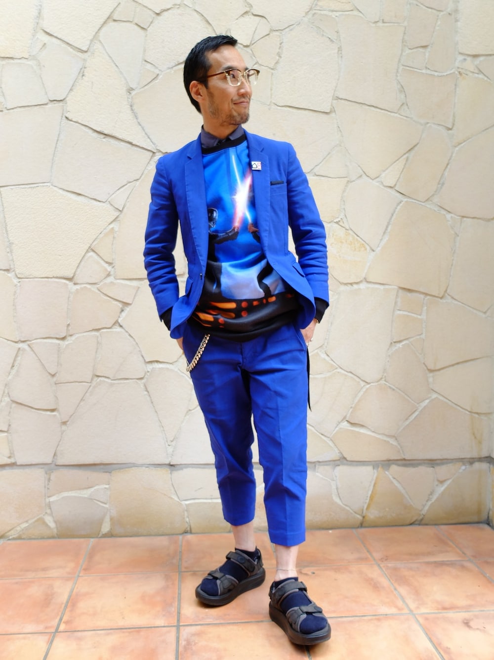 「サンダル、セットアップスーツ、District」｜「COMME des GARCONS HOMME PLUSのStretch Linen Set Up（セットアップ、ブルー系）」を使った、ShinjiJediMoriyamaさん（メンズ・168cm）の春コーディネートの1枚目の写真