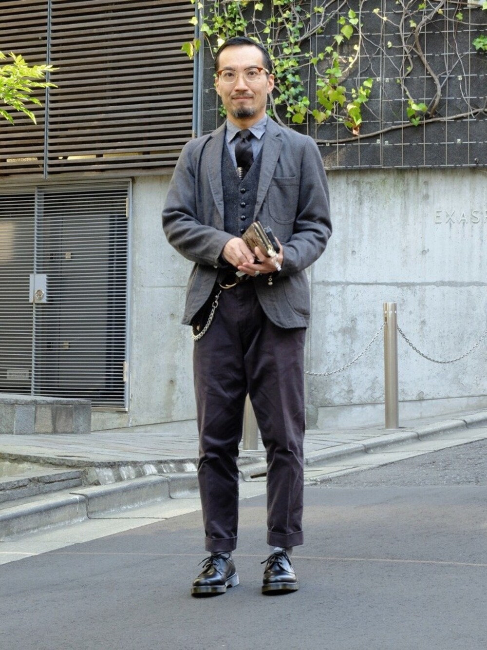 「District、Dr.Martens」｜「DistrictのWASHED SERGE 3PATCH BLAZER（テーラードジャケット、グレー系）」を使った、ShinjiJediMoriyamaさん（メンズ・168cm）の秋コーディネートの1枚目の写真