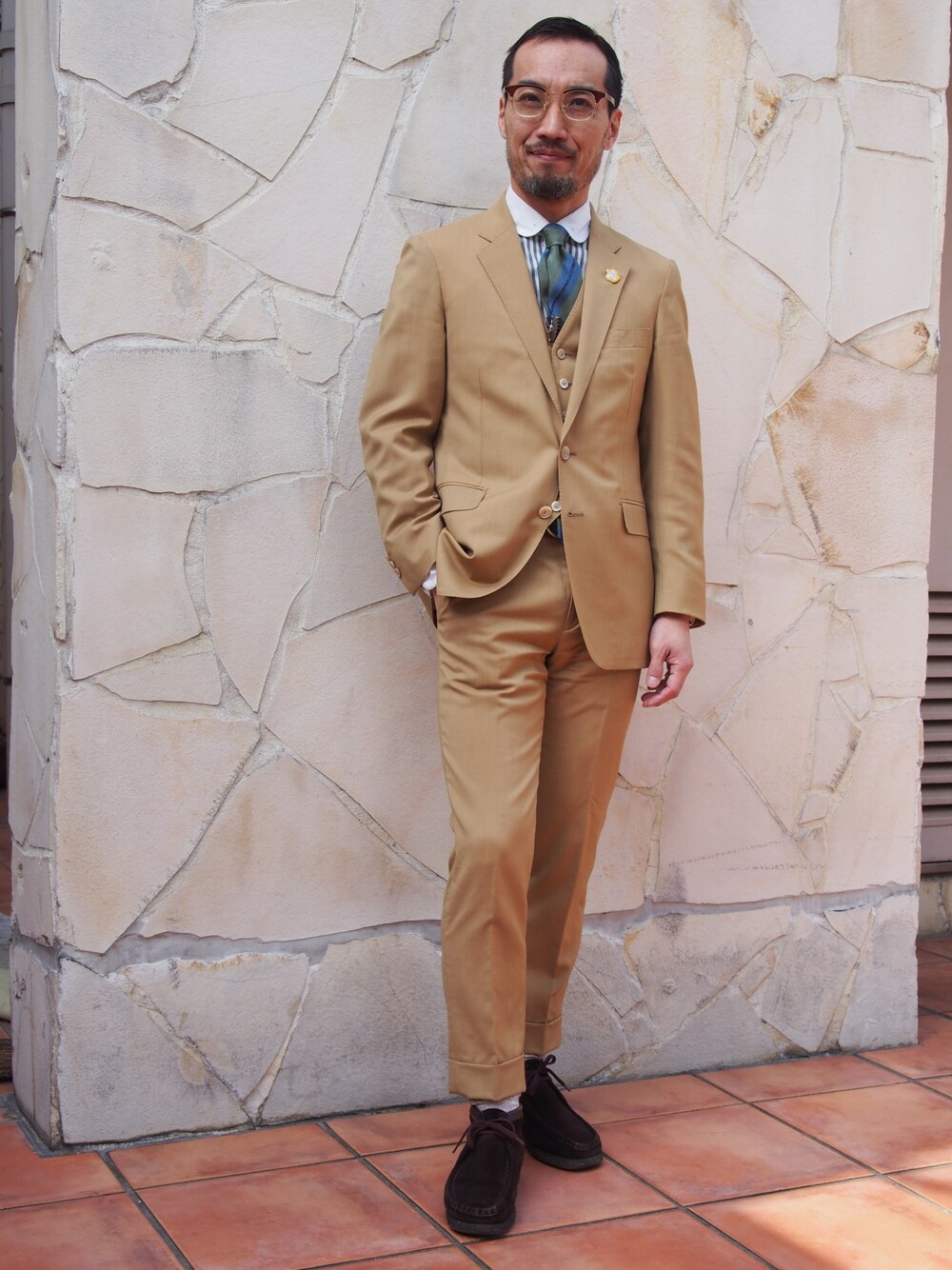 「Suit、District、clarks」｜「DistrictのCOLOUR TROPICAL SET UP（セットアップ、ゴールド系）」を使った、ShinjiJediMoriyamaさん（メンズ・168cm）の冬コーディネートの1枚目の写真