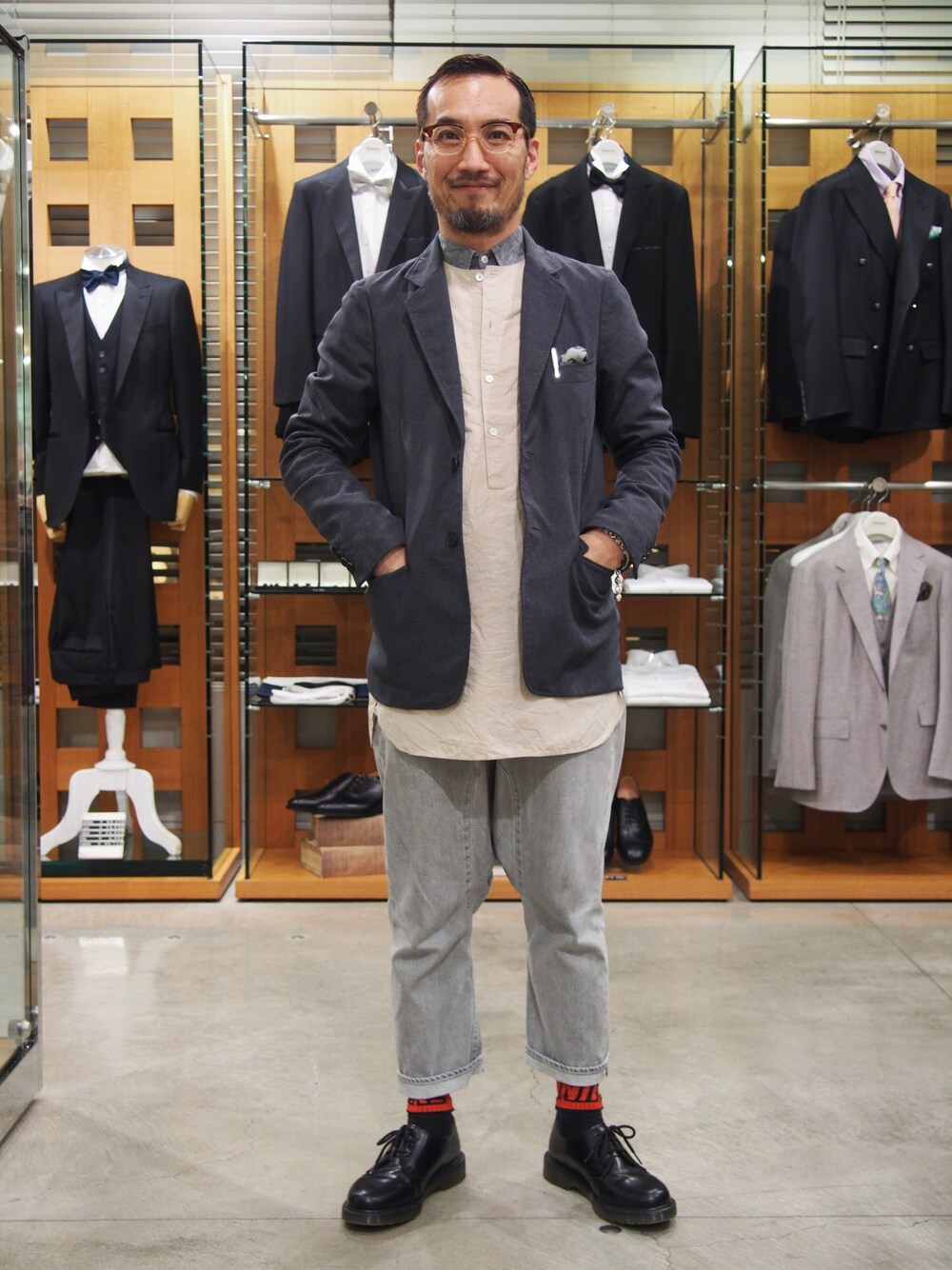 「District、Dr.Martens、mando」｜「mandoのmando District SPECIAL POLYESTER JACKET（スーツジャケット、グレー系）」を使った、ShinjiJediMoriyamaさん（メンズ・168cm）の春コーディネートの1枚目の写真