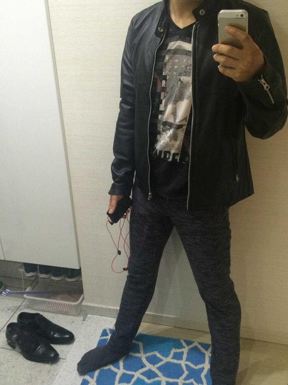 「病院、ロックテイスト、ストレッチパンツ、秋」｜「88TEESのアイテム（Tシャツ/カットソー、ブラック系）」を使った、鷹さん（メンズ・169cm）の秋コーディネートの1枚目の写真