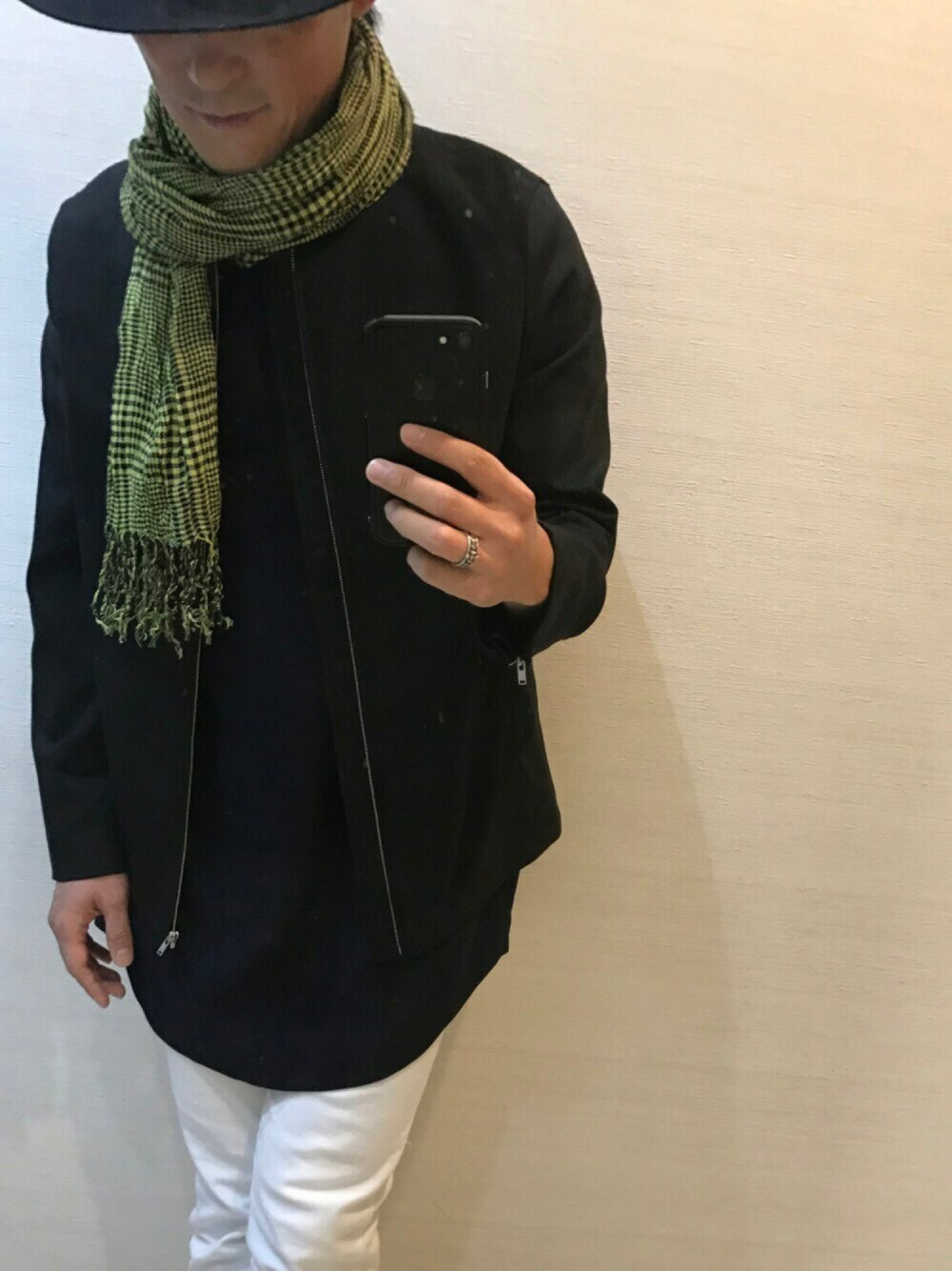 「ブルゾン、ストール、ロング丈、プルオーバー、秋冬コーデ」｜「HAREのTWノーカラーZIPブルゾン(HARE)（ブルゾン、ブラック系）」を使った、鷹さん（メンズ・169cm）の秋コーディネートの1枚目の写真