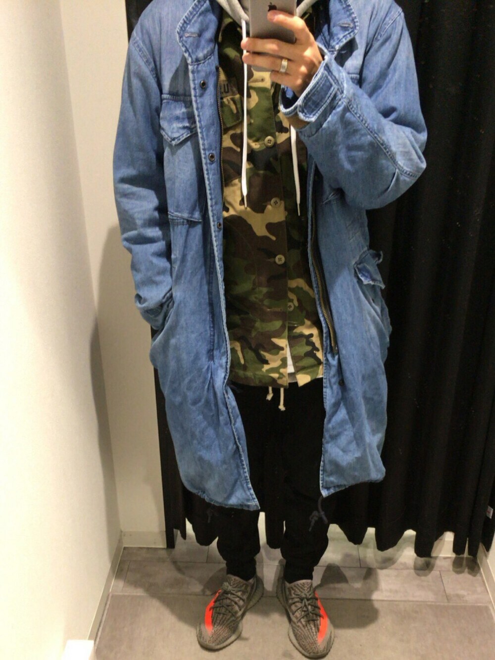 「デニム、outfit、カモフラ、MONKEY TIME、キャップ、ニット帽、パーカー、ootd、adidas、YeezyBoost350」｜「MONKEY TIMEの＜monkey time＞ ∴ 8oz シェービングデニム M-65コート（デニムジャケット、ブルー系）」を使った、tさん（メンズ・173cm）の冬コーディネートの1枚目の写真
