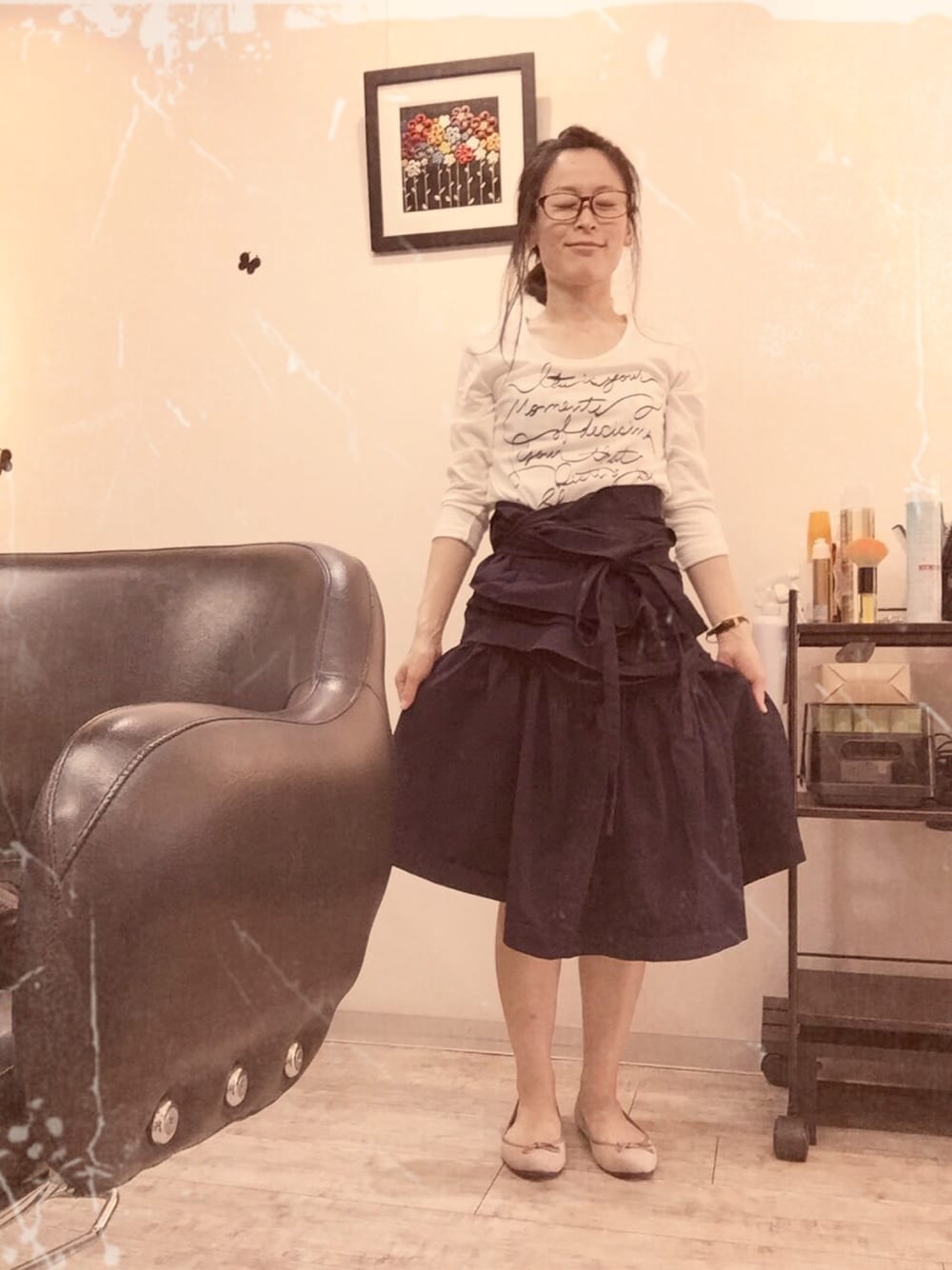 「職場、美容室、ロングTシャツ、巻きスカート、ジャージー素材、めがね」｜「COMME des GARCONSのアイテム（スカート、ブルー系）」を使った、yuko konoさん（レディース・152cm）の夏コーディネートの1枚目の写真
